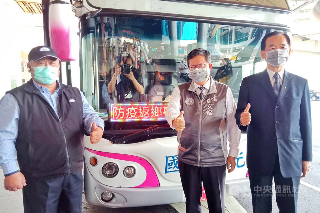 桃園市長鄭文燦(右2)26日前往桃園國際機場第2航廈慰勞機場防疫車隊及航空公司人員,他說,市府將蒐集、彙整相關意見,研擬紓困方案,協助航空業紓困及振興經濟,做為航空相關產業後盾。中央社記者吳睿騏桃園機場攝 109年3月26日