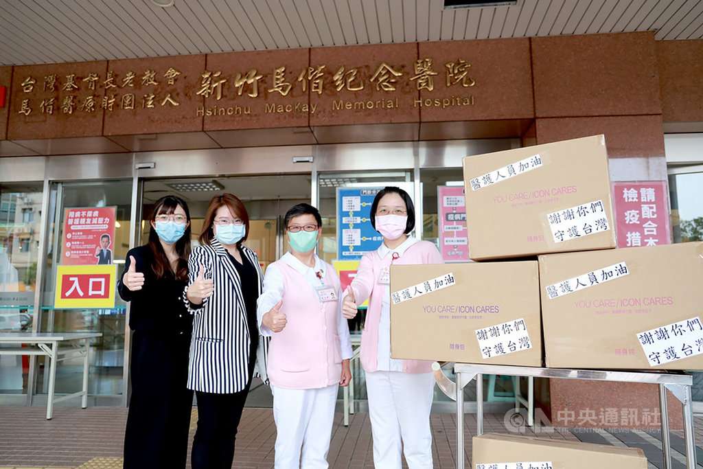 武漢肺炎疫情未歇,新竹生技業者有感醫護人員辛勞,贈送涼感衛生棉給新竹各大醫院,並寫「防疫加油」小卡,讓醫護人員備感溫暖。(業者提供)中央社記者郭宣彣傳真 109年3月26日