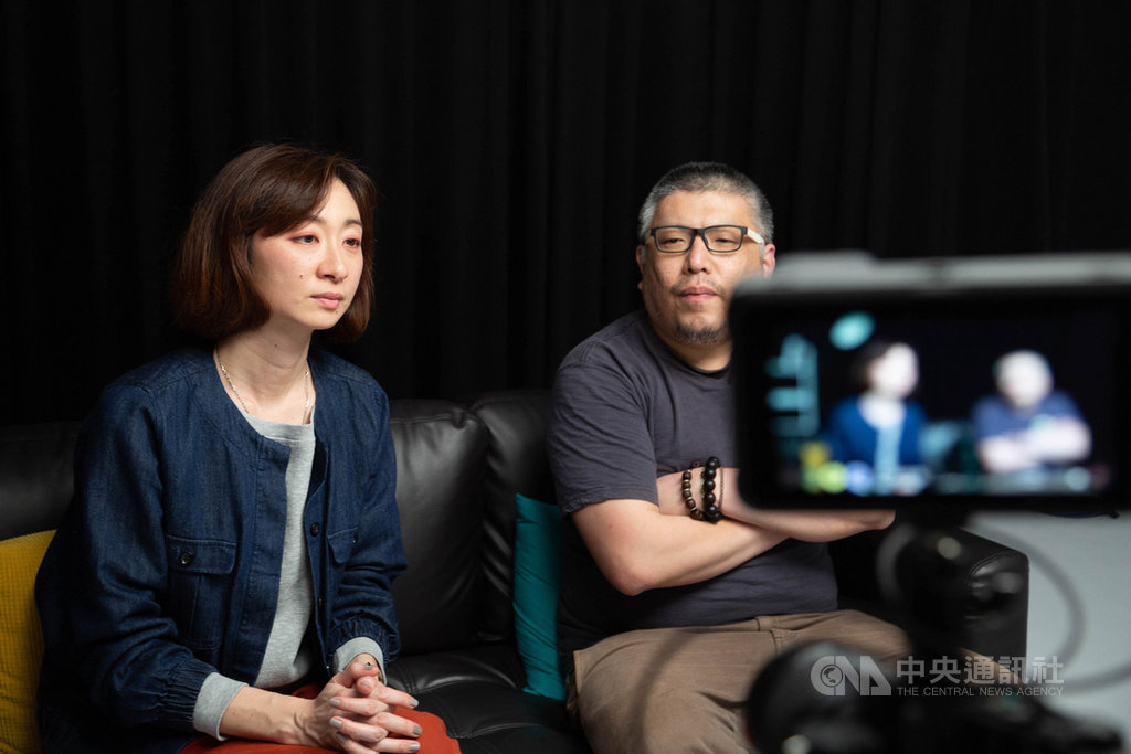 「千年一問」鄭問紀錄片集資計畫26日啟動,由牽猴子整合行銷總監王師(右)找來導演王婉柔(左),帶領團隊詮釋一代大師的筆下江湖。(貝殼放大提供)中央社記者陳政偉傳真 109年3月26日
