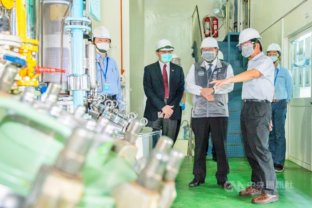 武漢肺炎疫情未歇,桃園市長鄭文燦(前右2)26日到桃園市藥品製造商台耀化學股份有限公司視察抗疫製藥流程,他希望政府協助公司取得原料及專利授權,讓這次疫情的防疫國家隊能夠成形。(桃園市政府新聞處提供)中央社記者吳睿騏桃園傳真 109年3月26日