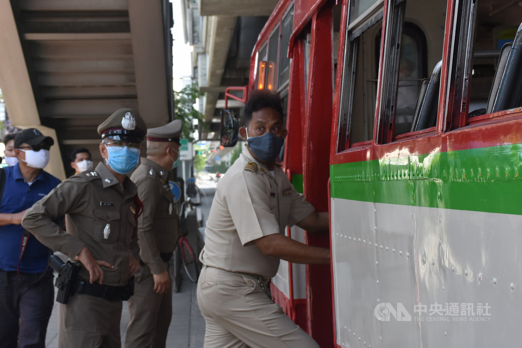 泰國皇家武裝部隊在進入曼谷主要道路設置檢查哨,隨機攔檢車輛,測量司機和乘客體溫。中央社記者呂欣憓曼谷攝 109年3月26日