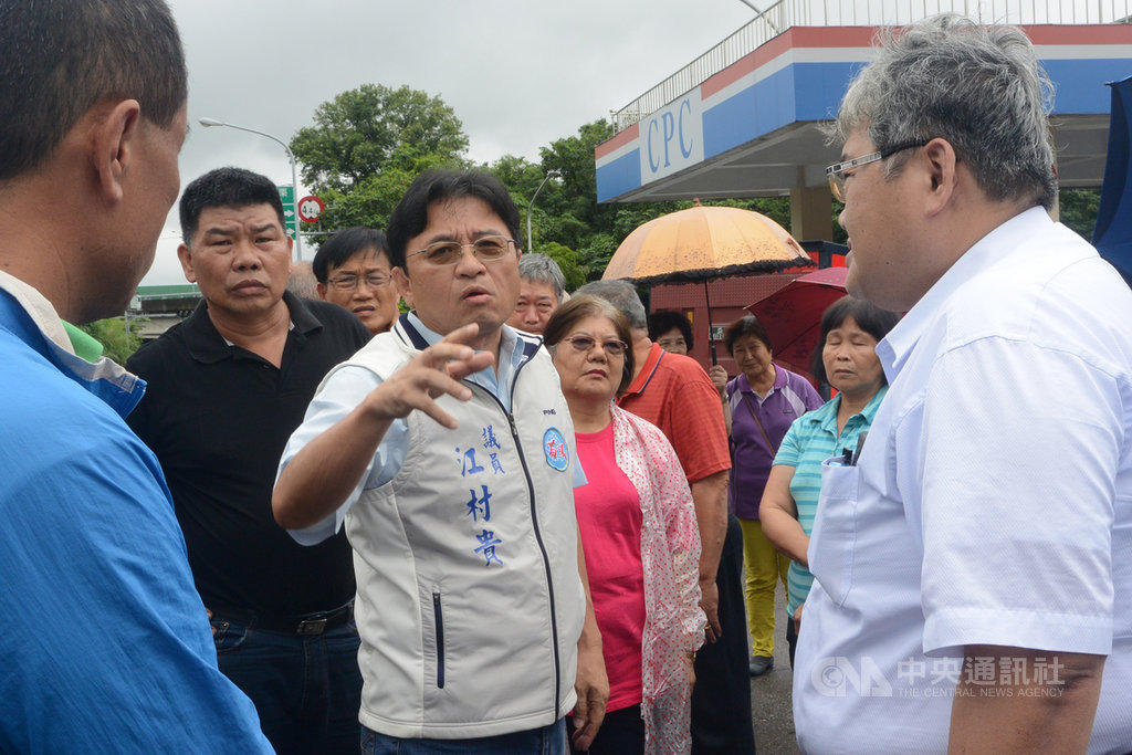 國民黨苗栗縣議員江村貴(中)被控任職頭屋鄉長期間,涉及違反貪污治罪條例案件,遭檢方傳訊聲押,苗栗地方法院26日裁准羈押禁見。圖為108年5月江村貴赴地方會勘。中央社記者管瑞平攝 109年3月26日