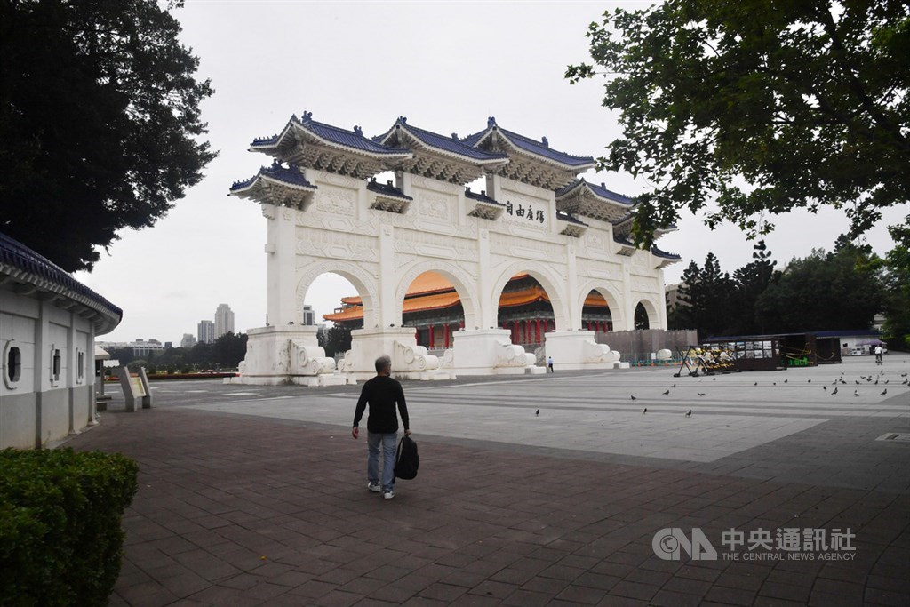 台北市知名景點中正紀念堂及自由廣場受到武漢肺炎疫情影響,遊客量大減,24日廣場上鴿子依舊成群,人影卻是稀疏。中央社記者林俊耀攝 109年3月24日