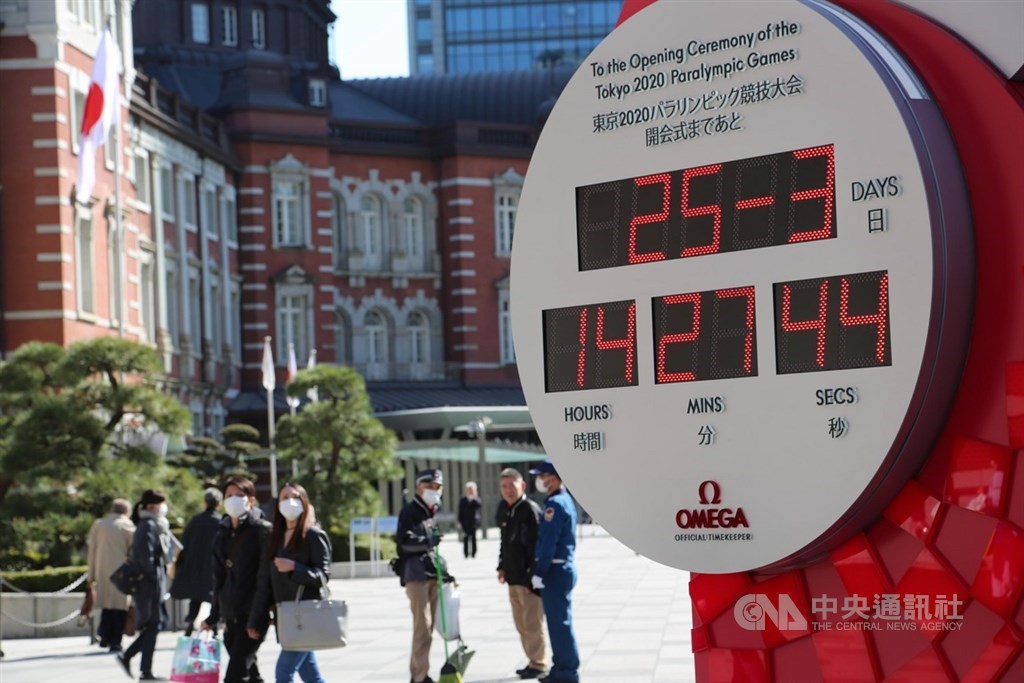 受到武漢肺炎疫情肆虐全球的影響,原定7月24日開幕的東京奧運延後約一年舉辦。3月25日很多民眾來到東京車站廣場的奧運「倒數時鐘」拍照,目前不倒數,成了一般的時鐘。中央社記者楊明珠東京攝 109年3月26日