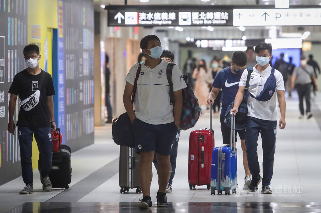 中央流行疫情指揮中心指揮官陳時中26日表示,如果民眾清明連假返鄉,搭大眾交通工具如高鐵、台鐵建議戴口罩;交通部指出,各運輸站會勸導旅客發燒應休息,但無法禁搭車。圖為台北車站地下聯絡道通勤民眾。中央社記者吳家昇攝 109年3月26日