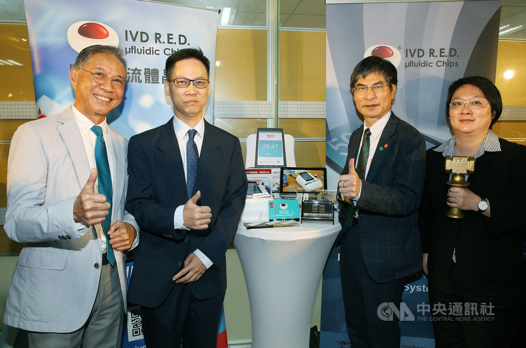 科技部攜手新創圈夥伴,選出今年台灣10家最酷科技新創,其中「豐康微流體晶片」的獨家微流體晶片技術,可在10分鐘內對急性腎損傷進行檢測。科技部長陳良基(右2)26日出席發布記者會,與技術團隊合影。中央社記者郭日曉攝 109年3月26日