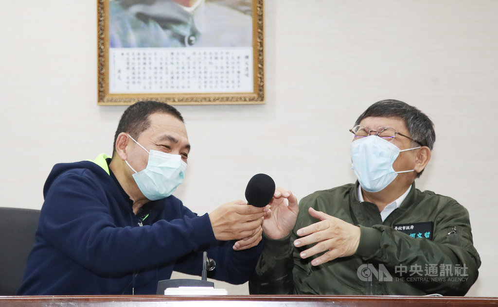 雙北合作交流平台109年度市長層級會議26日在台北市政府舉行,台北市長柯文哲(右)、新北市長侯友宜(左)會後出席記者會,侯友宜將麥克風遞給柯文哲,讓對方先發言。中央社記者張新偉攝 109年3月26日