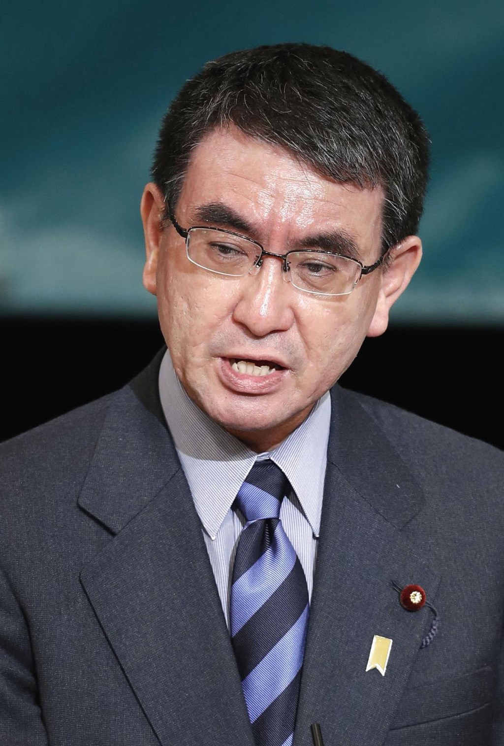 日本政府說明防疫工作常使用源自英文的外來語,防衛大臣河野太郎26日在參議院外交防衛委員會建議,厚生勞動省不要使用太多外來語,認為政府與人民溝通,應使用易懂語詞。(檔案照片/共同社提供)