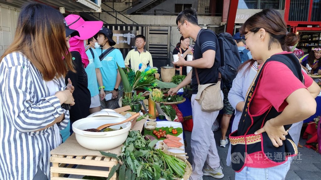 台東縣政府加強原住民部落文化健康站功能,從耕地、復育野菜、烹煮到食用,都由長者自己來,26日在台東市TTstyle原創館推廣各族群的傳統野菜和食農文化。中央社記者盧太城台東攝 109年3月26日