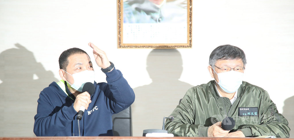 雙北合作交流平台109年度市長層級會議26日在台北市政府舉行,台北市長柯文哲(右)、新北市長侯友宜(左)會後出席記者會,接受媒體提問。中央社記者張新偉攝 109年3月26日