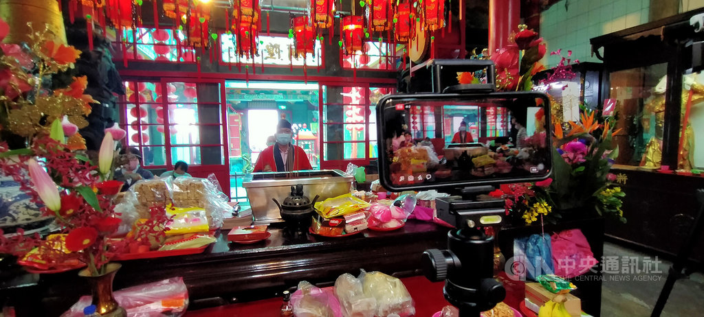 基隆護國城隍廟26日舉辦祝壽祭典法會,受武漢肺炎疫情影響,廟方首次在臉書直播供信眾線上參拜,道長謝富基也戴上口罩為城隍爺祝壽。中央社記者王朝鈺攝 109年3月26日