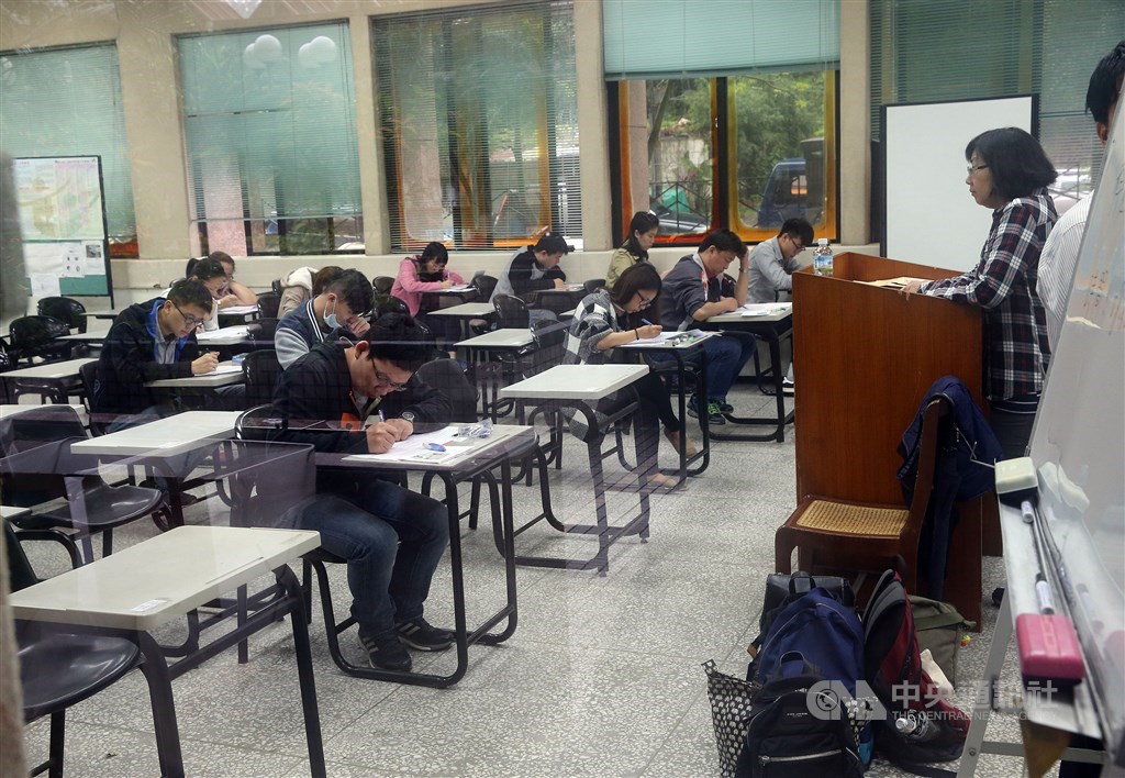 經濟部26日公布所屬事業機構新進職員錄取,1440人順利跨入公家窄門,平均錄取率7.23%,為近5年次高。圖為2016年國營事業職員招考。(中央社檔案照片)