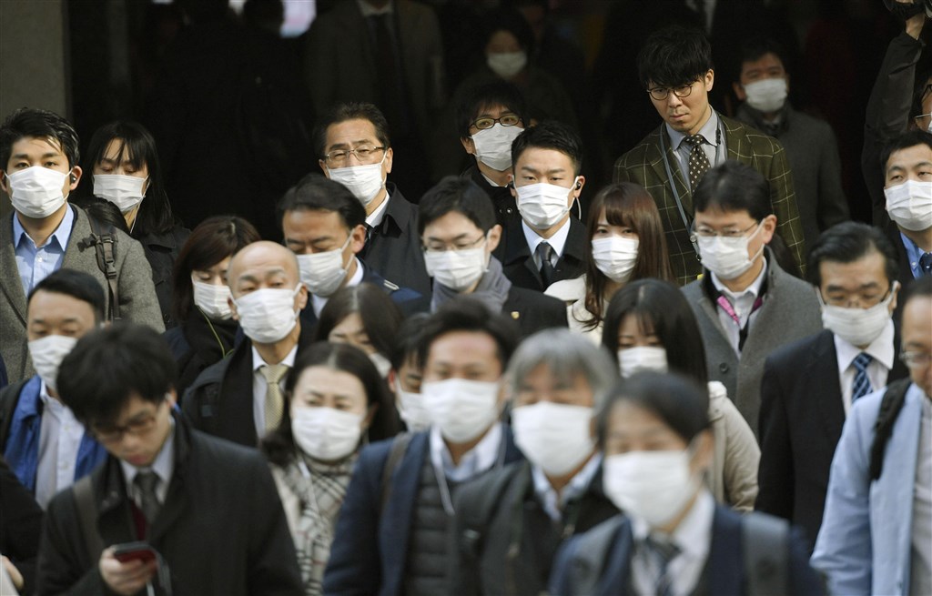 日本放送協會報導,日本東京都政府相關人士表示,26日東京都內有逾45人確診武漢肺炎。圖為東京街頭上班族戴口罩。(共同社提供)