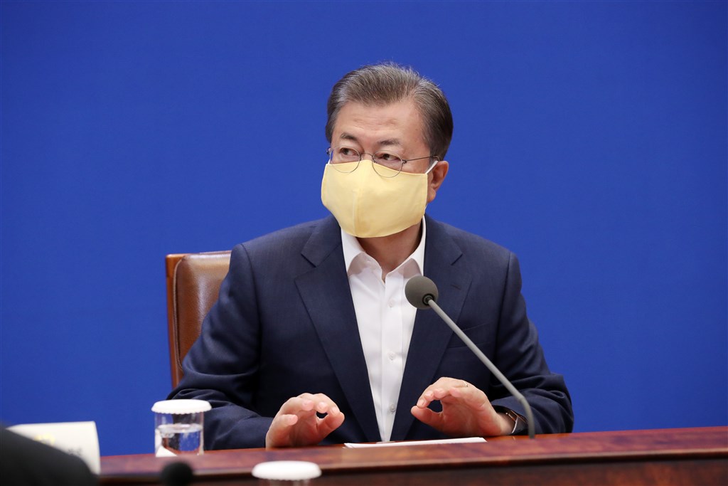 韓國民意調查機構Realmeter 26日發布調查,總統文在寅支持度回升,以52.5%創16個月以來新高,主因武漢肺炎疫情趨緩。(韓聯社提供)
