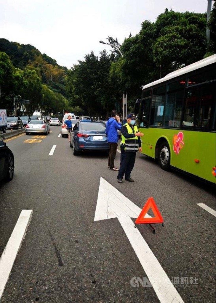 台北市保安員警日前結束勤務並駕駛「機動派出所」勤務車返回駐地時,行經士林區中山北路、劍潭路口發現前方兩輛汽車發生擦撞交通事故,車上兩警立即通報轄區警方到場協助和疏導交通,幸好僅車損無人受傷。(台北市警察局保安警察大隊提供)中央社記者黃麗芸傳真 109年3月26日