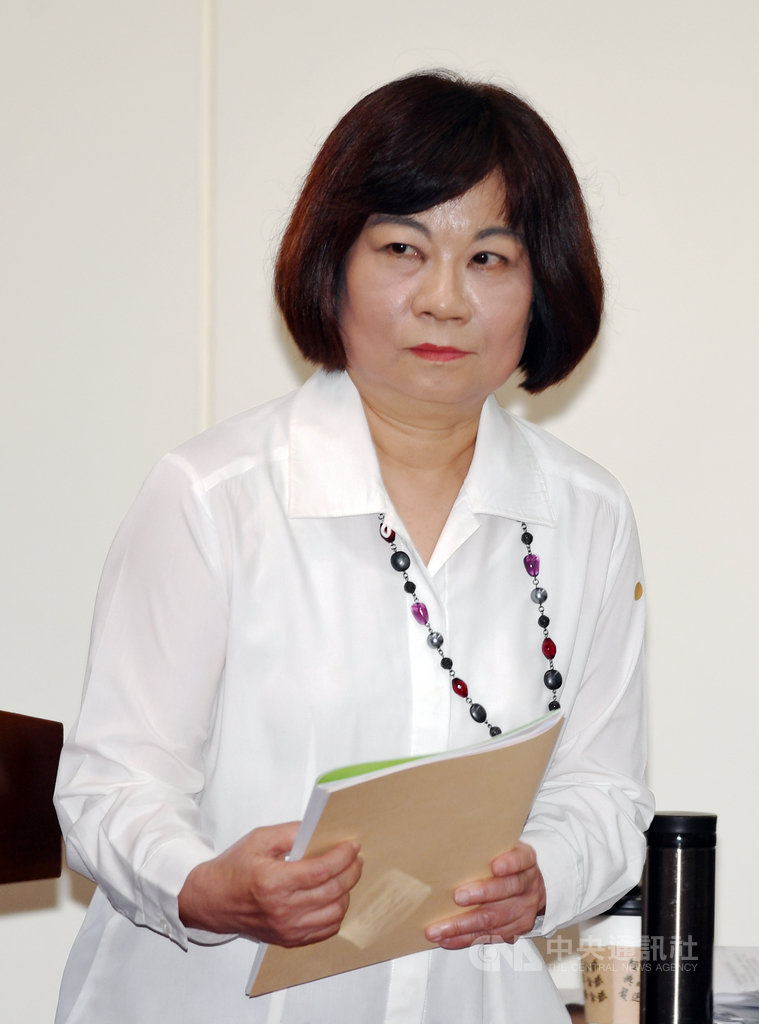 國發會主委陳美伶(圖)26日出席立法院經委會備詢,就經濟成長率「保2」一事表示,會盡全力把經濟成長保住,除了擴大紓困跟振興方案,也應該掌握這波數位經濟的利基,協助中小企業轉型。中央社記者施宗暉攝 109年3月26日