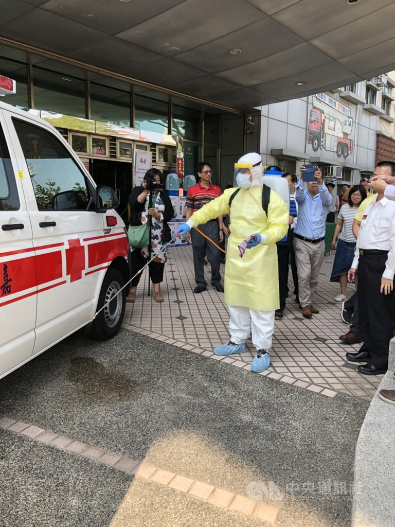 嘉義縣議員陳文忠26日捐贈24組二氧化氯自動噴霧機給嘉義縣消防局,由消防人員示範救護車及環境消毒作業,加強防疫。(嘉義縣消防局提供)中央社記者蔡智明傳真 109年3月26日