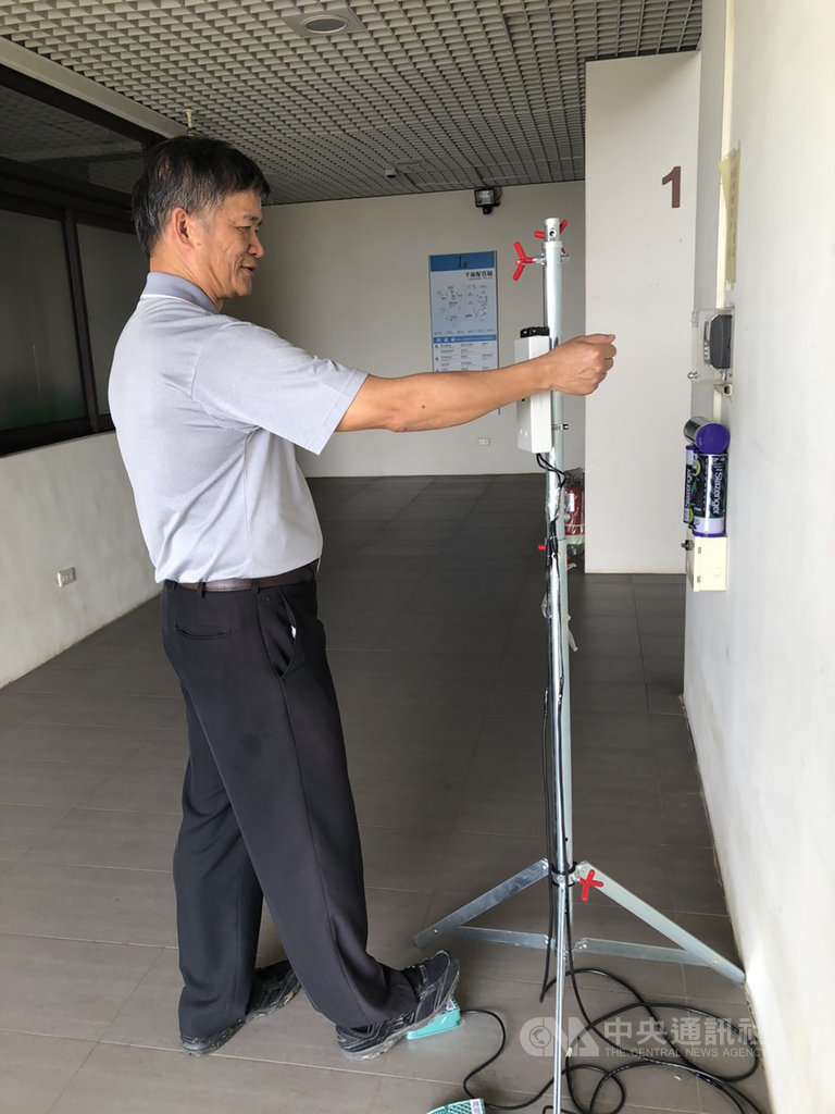 武漢肺炎疫情嚴峻,國立聯合大學總務長曾坤祥改良現有額溫槍為「非接觸式體溫量測器」,讓教職員工和訪客可自行量測體溫,減少人力負荷及避免近距離操作額溫槍增加感染風險。(國立聯合大學提供)中央社記者管瑞平傳真 109年3月26日