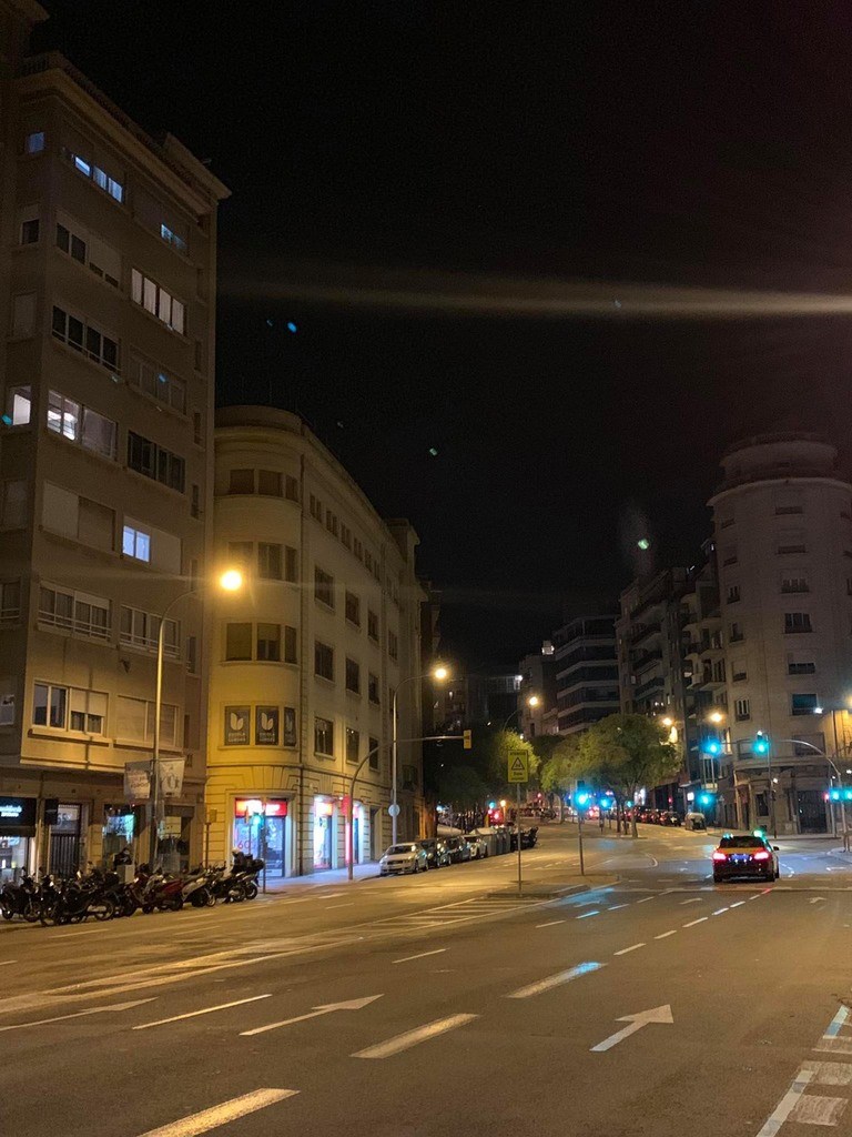 西班牙疫情延燒,巴塞隆納市區街道,在本該熱鬧的下班時間,幾乎空蕩無人。偶爾才見幾名下班或遛狗民眾,行色匆匆。(旅西台僑洪小姐提供)中央社記者曾婷瑄巴黎傳真 109年3月26日