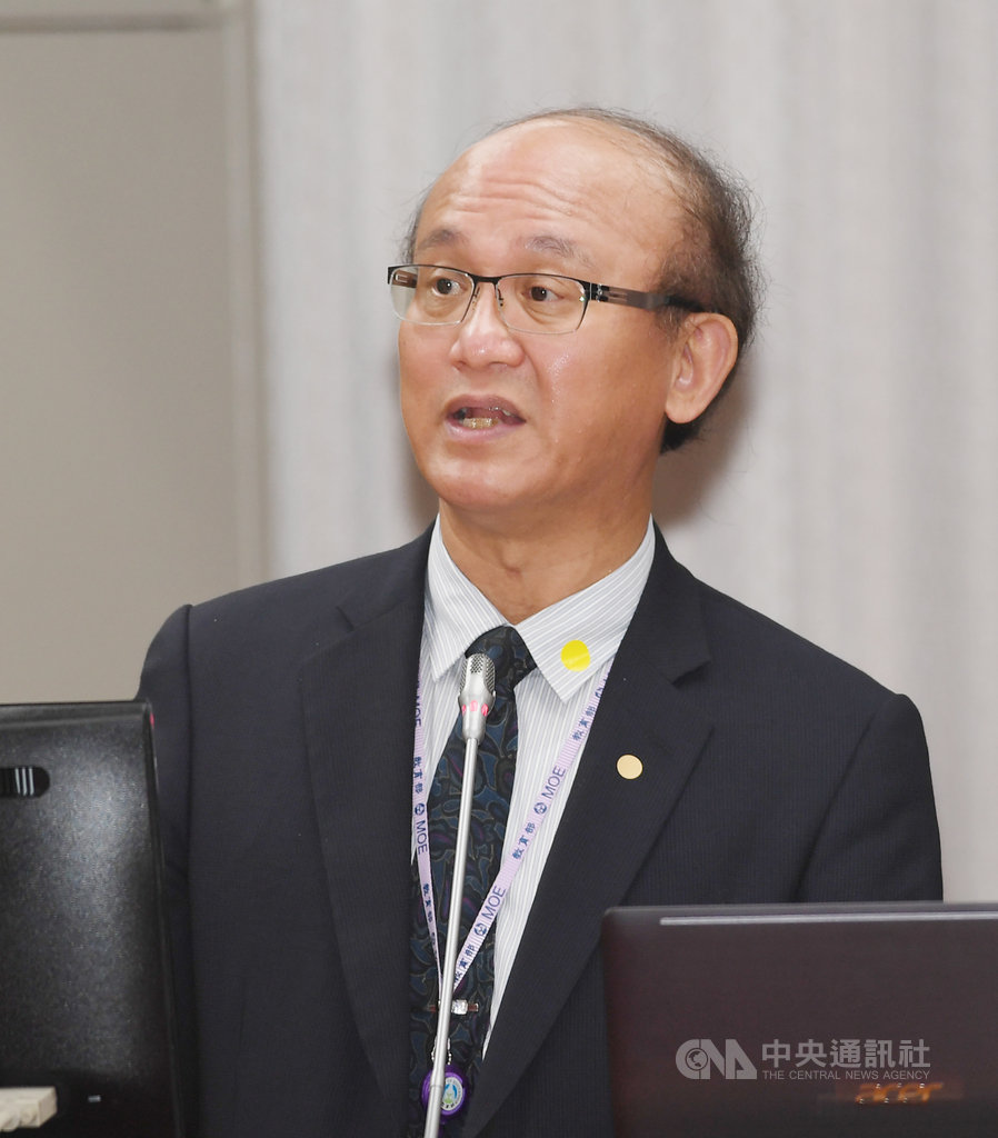 教育部次長林騰蛟(圖)26日在立法院教育及文化委員會,就立委質詢大考防疫避免群聚,是否建議家長儘量不要陪考;答覆「對」,大型考試要避免群聚情形,基本上,還是以考生考試為主,除了必要人員之外,儘量還是避免陪考。中央社記者施宗暉攝 109年3月26日