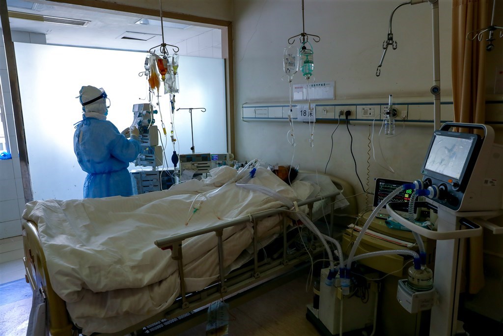 有中國媒體報導,官方宣稱當地僅2535人染疫而死,但武漢一處殯儀館在兩天內至少已準備了5000個骨灰罈。圖為武漢紅十字醫院隔離病房。(檔案照片/中新社提供)