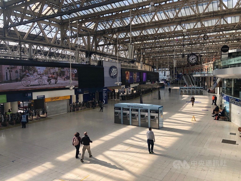 英國實施3週禁足令,以往不分平假日都人潮洶湧的倫敦滑鐵盧車站,25日僅有行色匆匆的數名乘客。中央社記者戴雅真倫敦攝 109年3月26日