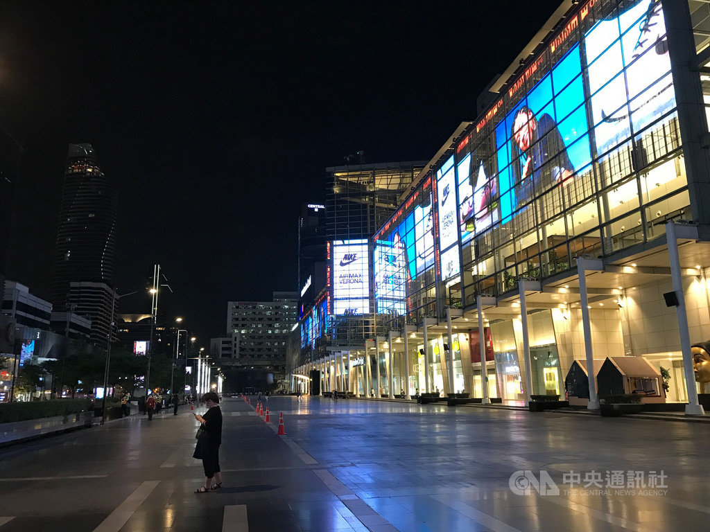 泰國從3月26日凌晨起進入緊急狀態,位於市中心、一向人潮洶湧的中央世界百貨公司(Central World)前幾乎沒有人。中央社記者呂欣憓曼谷攝 109年3月27日
