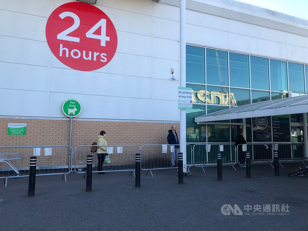民眾在倫敦超市外排隊等待進場,每個人之間依指示保持2公尺距離。中央社記者戴雅真倫敦攝 109年3月27日