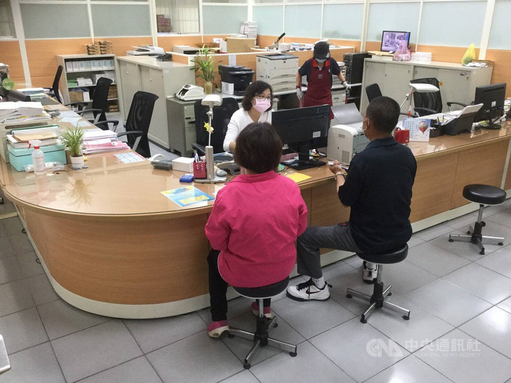 台東縣一名陳姓婦女就醫未據實告知有中國大陸旅遊史,被裁罰新台幣3萬元,因陳女逾期未繳,法務部行政執行署花蓮分署26日會同台東縣衛生局人員登門催討,陳女27日上午立即繳清罰鍰。(法務部行政執行署花蓮分署提供)中央社記者盧太城台東傳真 109年3月27日