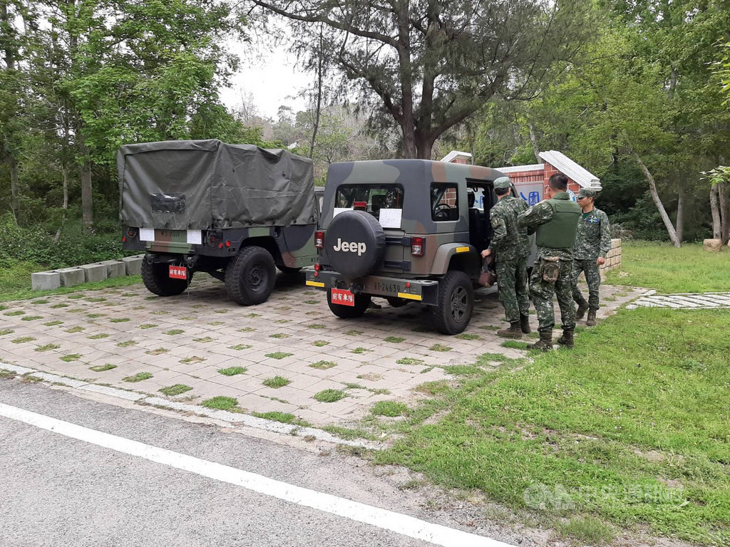 陸軍金門防衛指揮部27日中午接獲通報,民眾在楓香林景點周邊發現一枚疑未爆彈,立即派未爆彈處理小組到場處理,現場評估為早年「共軍82公厘迫砲彈」。(民眾提供)中央社記者黃慧敏傳真 109年3月27日