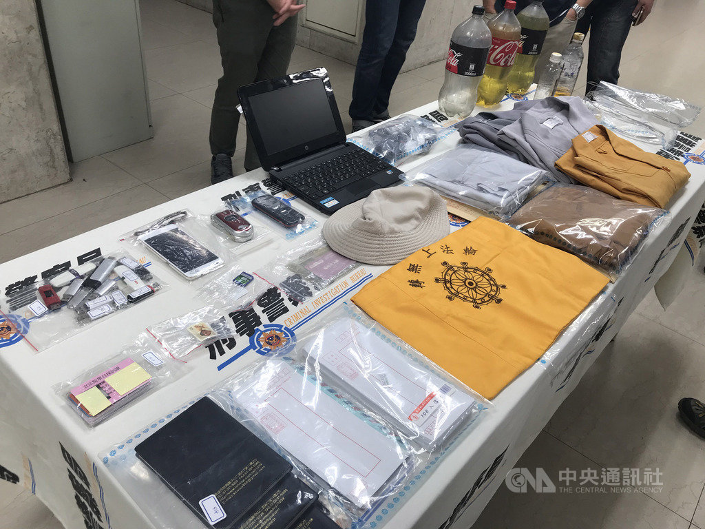 刑事局27日舉行記者會,說明查獲一名謝姓男子寄送恐嚇信到新北市議會、總統府等多處的過程,警方訊後已將謝男依法送辦,記者會現場並陳列所查扣贓證物。中央社記者劉建邦攝 109年3月27日