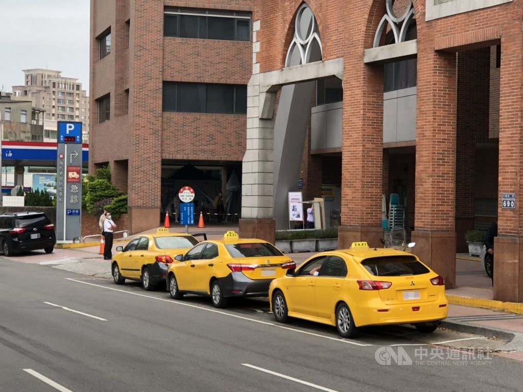 新竹市政府27日成立防疫計程車隊,若居家檢疫或隔離者,需前往防疫旅館或到醫院時,可撥1999申請。防疫計程車不接受一般民眾申請,僅提供給檢疫或隔離的民眾,收費方式則依照新竹市計程車費率,採跳錶收費。(新竹市政府提供)中央社記者郭宣彣傳真 109年3月27日