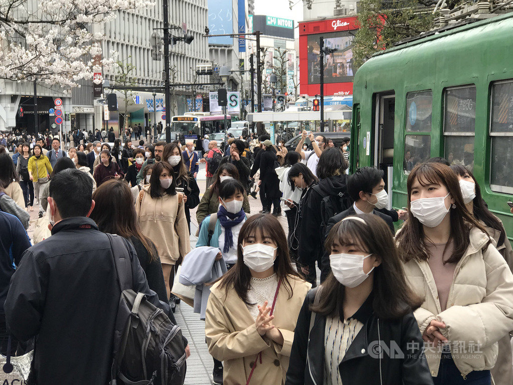 東京武漢肺炎確診者達299人,鬧區澀谷十字路口仍見車水馬龍景象。中央社記者楊明珠東京攝 109年3月27日