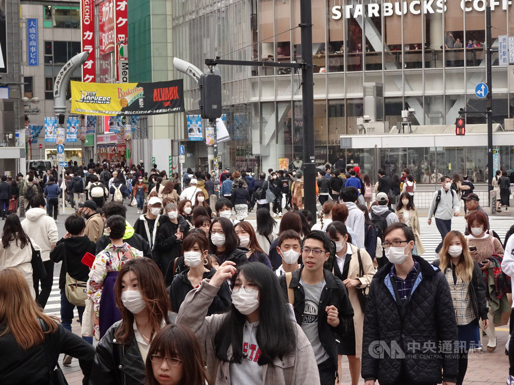 日本27日添109人確診武漢肺炎,首度單日逾100人,東京有40人。東京都知事小池百合子呼籲市民,週末盡量不要外出,圖為東京鬧區澀谷人潮。中央社記者楊明珠東京攝 109年3月27日