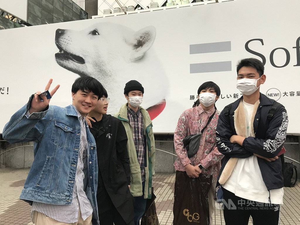 東京都知事小池百合子呼籲市民,尤其是年輕人本週末盡量減少外出。澀谷區的大學生表示,為防疫會遵守小池的建議。中央社記者楊明珠東京攝 109年3月27日