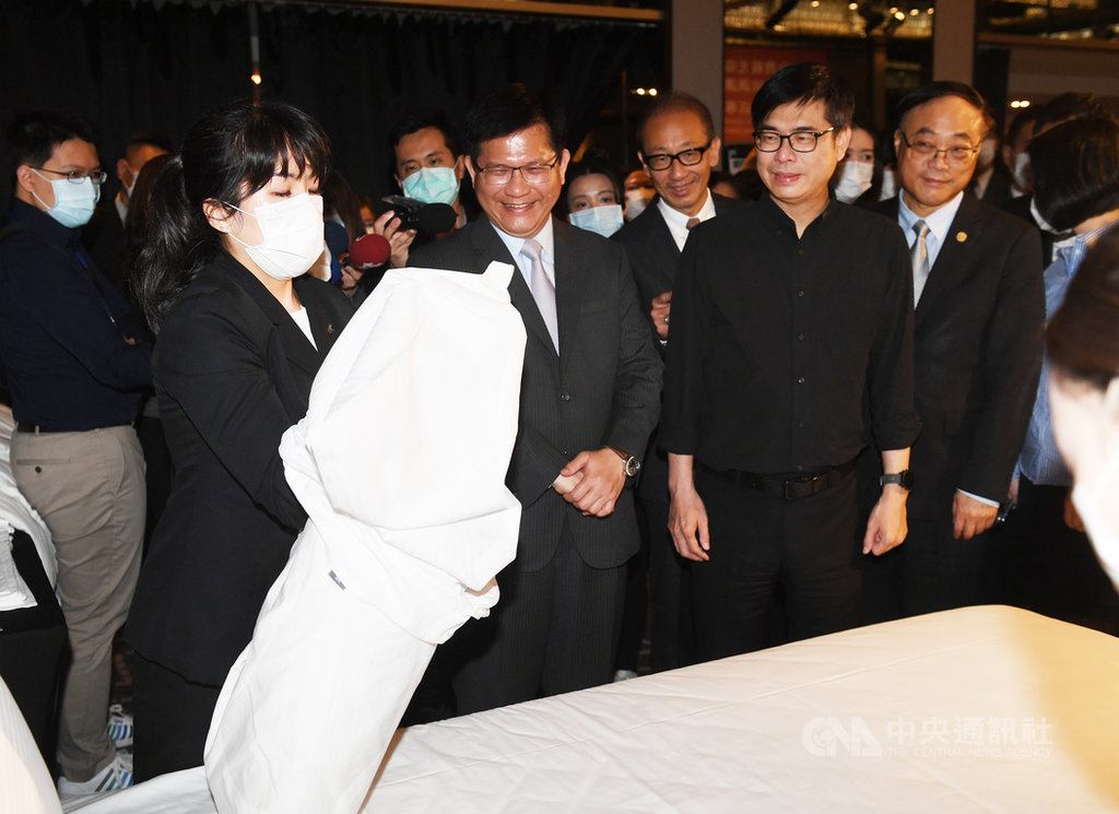 行政院副院長陳其邁(前右)、交通部長林佳龍(前中)等人27日在台北出席觀光人才培訓轉型首發企業專班課程,參觀學員展示受訓成果,為他們加油打氣。中央社記者施宗暉攝 109年3月27日