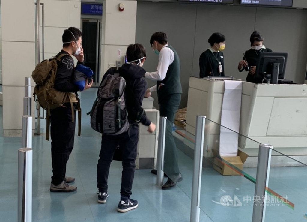 2名日本人26日搭乘紐西蘭航空班機來台,因台灣禁止轉機,外籍人士無法入境,經疫情中心指示後,27日上午搭機離境,紐西蘭航空公司將遭裁罰。(旅客提供)中央社記者邱俊欽桃園機場傳真 109年3月27日