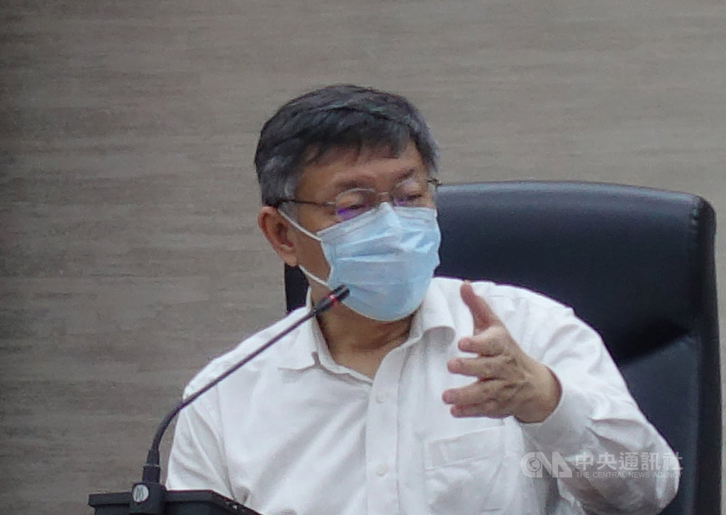 台北市長柯文哲(圖)27日在市政大樓主持交通會報,指出機車事故件數增加,應與美食平台外送員有關,要求交通局統計與分析。中央社記者梁珮綺攝 109年3月27日