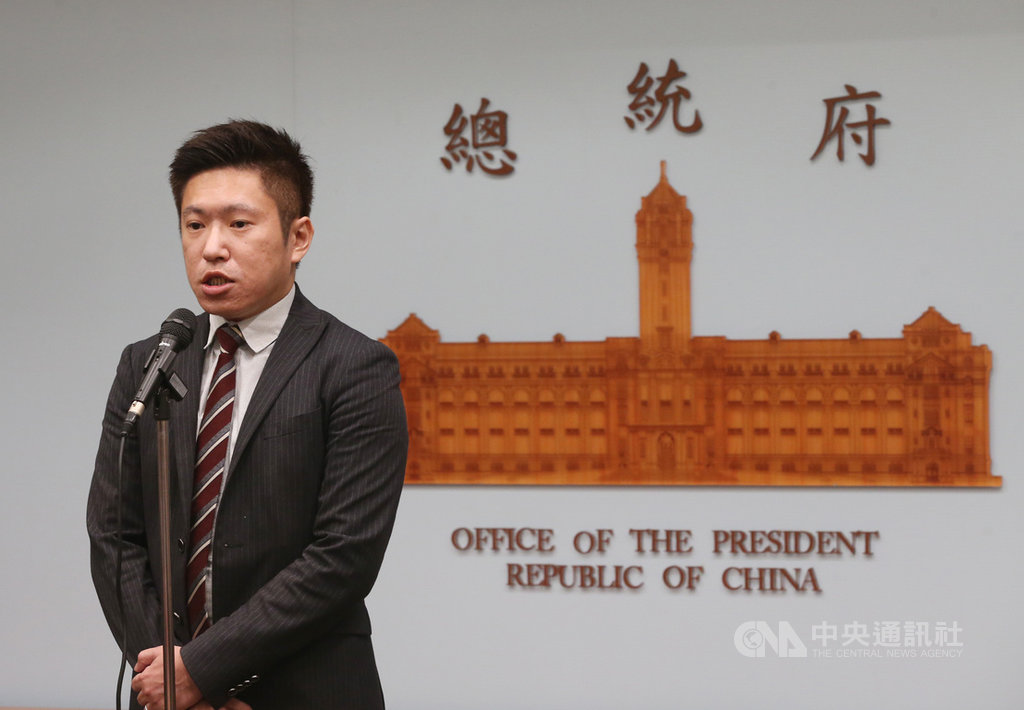 總統府發言人張惇涵27日下午在總統府記者室表示,愈來愈多國家質疑WHO處理疫情不力,如果能夠有更積極的作為,或許可以減少更多的傷亡。WHO的領導人不該讓政治凌駕專業。中央社記者張新偉攝 109年3月27日