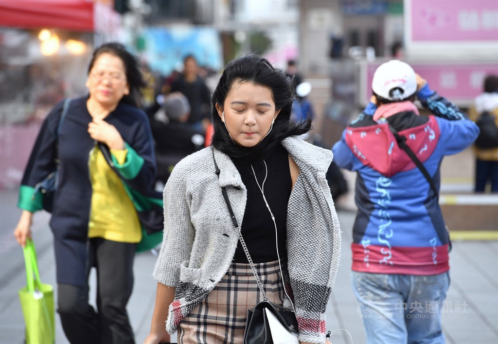 氣象局表示,27日上午各地多雲到晴,白天高溫仍超過30度,晚上鋒面通過,到28日清晨中部以北、東北部陣雨、雷雨較明顯。(中央社檔案照片)