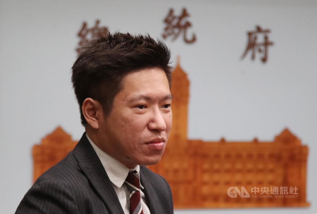 總統府發言人張惇涵27日下午受訪表示,國營事業的相關人事,都以讓國營事業良好運作、適才適所為考量,並沒有所謂派系考量。中央社記者張新偉攝 109年3月27日