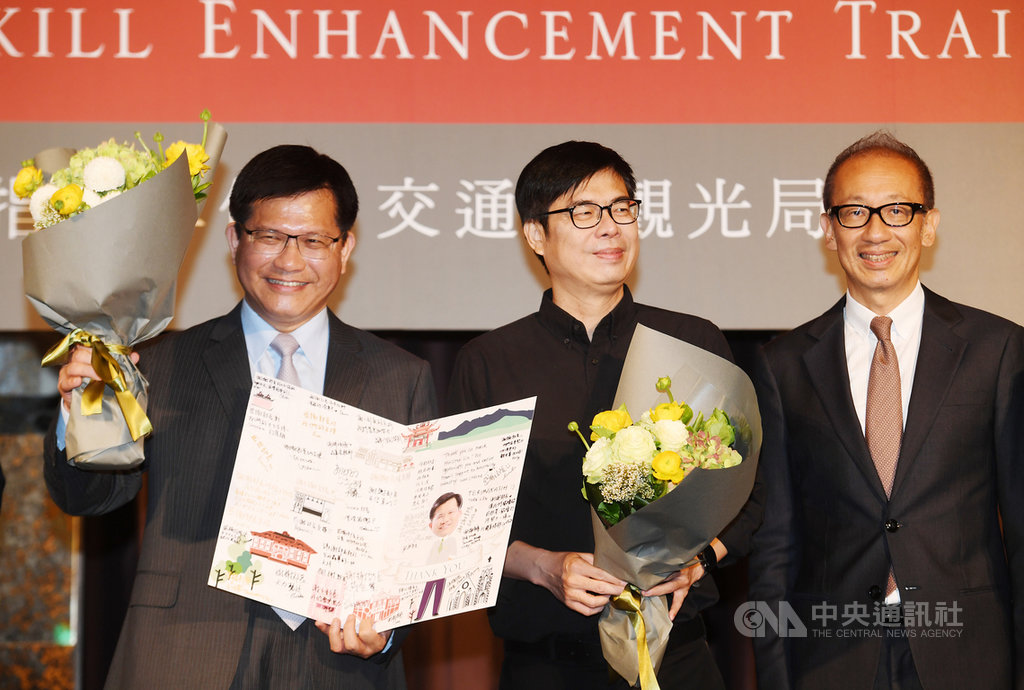 行政院副院長陳其邁(中)、交通部長林佳龍(左)27日在台北晶華酒店出席台灣觀光協會人才培訓轉型首發課程,並與晶華酒店董事長潘思亮(右)一同為學員加油打氣。中央社記者施宗暉攝 109年3月27日