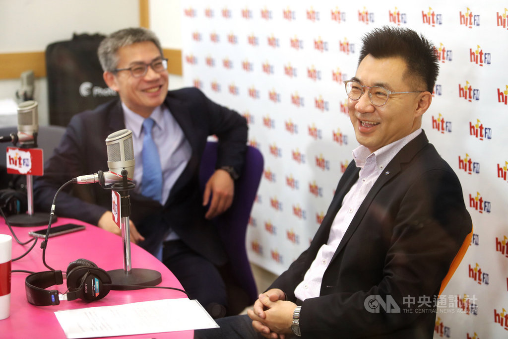 國民黨主席江啟臣(右)27日接受廣播節目主持人羅友志(左)專訪,江啟臣說,近期在基層走訪看到國民黨的支持者還是在,對黨的期待也深,讓他覺得責任重大。中央社記者王騰毅攝 109年3月27日