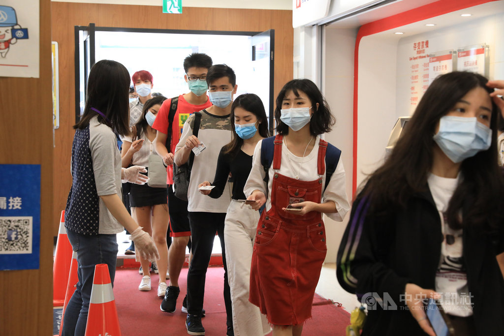 輔仁大學防疫超前部署,27日起要求師生入校須配戴識別證或出示學生證,並須測量體溫才可入校,防疫期間也不開放校外人士入校。(輔大提供)中央社記者黃旭昇新北傳真 109年3月27日