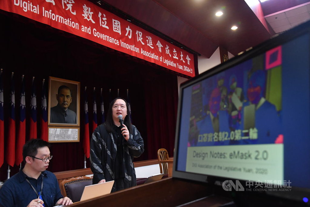 「立法院數位國力促進會」27日在立法院成立,行政院政務委員唐鳳(右)在大會上以口罩實名制2.0第二輪為題發表演說。中央社記者王飛華攝 109年3月27日