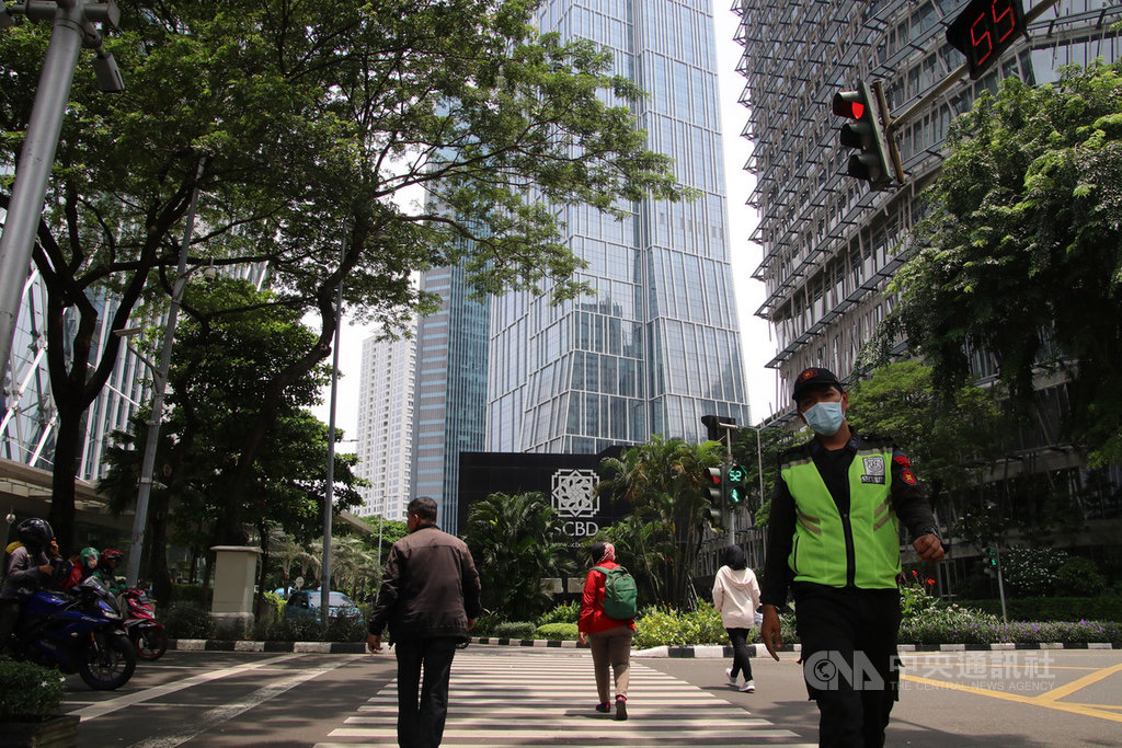 雅加達23日起進入兩週緊急狀況,商務金融中心SCBD街頭26日中午用餐時間變冷清。中央社記者石秀娟雅加達攝 109年3月27日