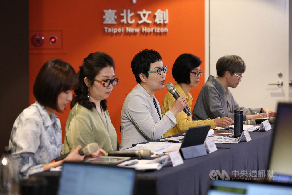 受武漢肺炎疫情影響,文策院27日超前部署,改辦線上記者會,董事長丁曉菁(中)等人出席,這也是影視、藝文圈第一個開辦線上記者會的單位。(文策院提供)中央社記者鄭景雯傳真 109年3月27日
