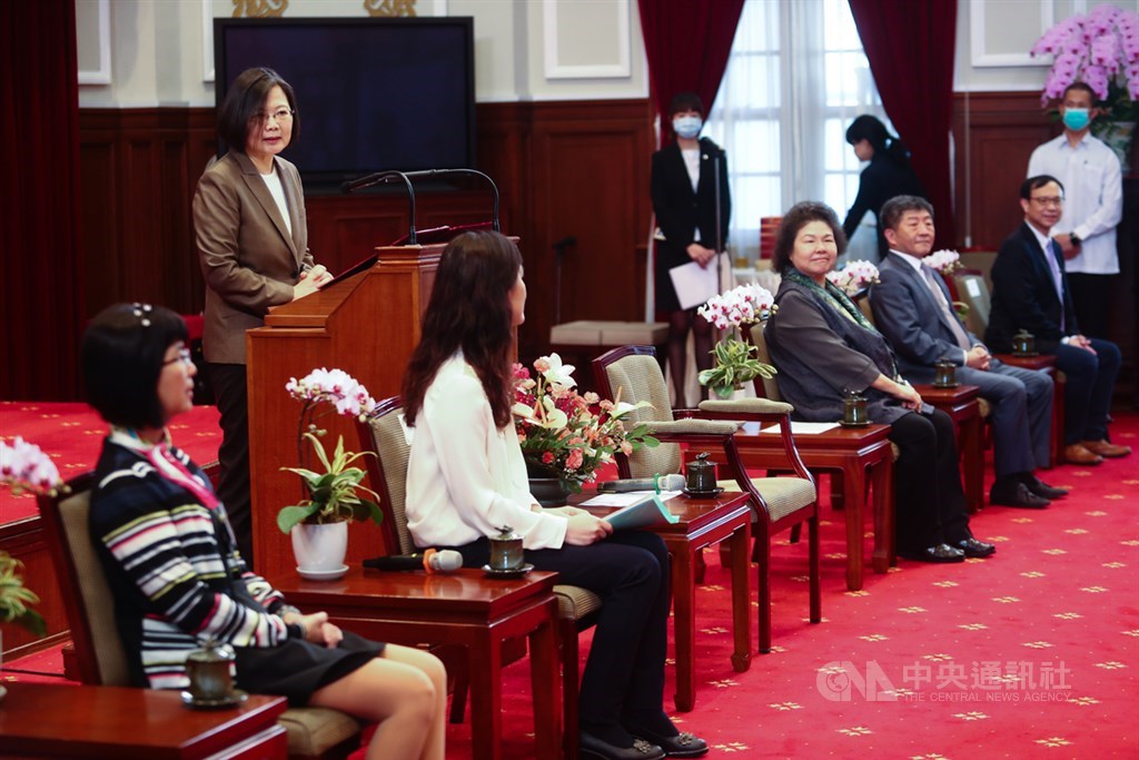 總統蔡英文(後左)27日在總統府接見中央流行疫情中心指揮官陳時中(坐者右2)等防疫醫護人員,並代表國家感謝醫護人員在防疫期間的辛勤付出。中央社記者王騰毅攝 109年3月27日