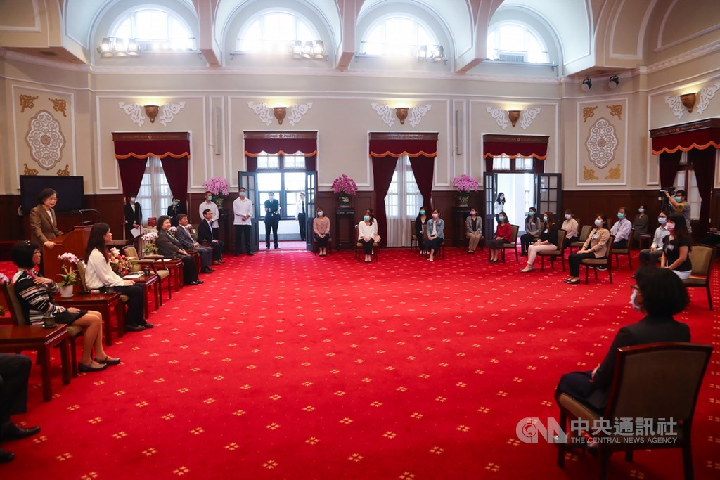 總統蔡英文(左)27日在總統府接見防疫醫護人員,因防疫考量,將座位間隔拉大,拉長社交距離。中央社記者王騰毅攝 109年3月27日