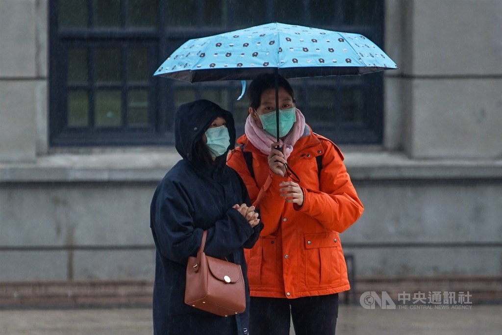 鋒面接近及對流雲系發展旺盛，中央氣象局針對10縣市發出大雨或者是豪雨特報，提醒民眾要特別注意。（中央社檔案照片）